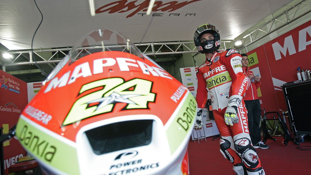 Toni Elías se prepara dentro de su box