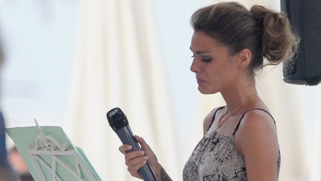 La actriz se emocionó al leer una carta a su hermano