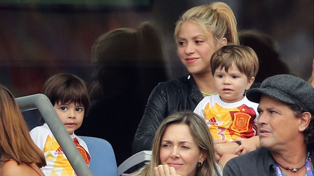 Lágrimas, besos, juegos… Puro amor entre Shakira y sus hijos en la grada de París