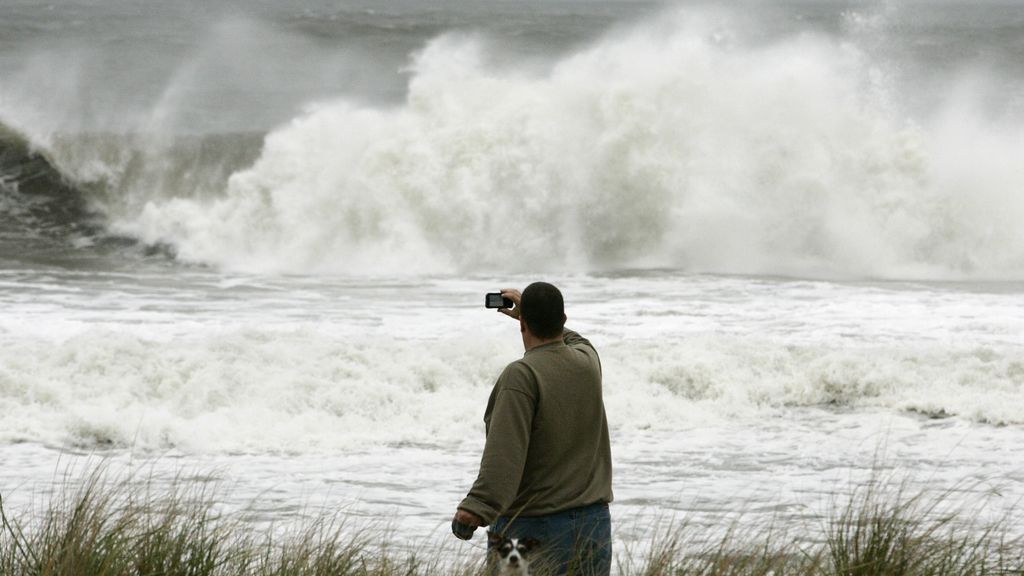 Un hombre y su perro fotografían el huracán Sandy
