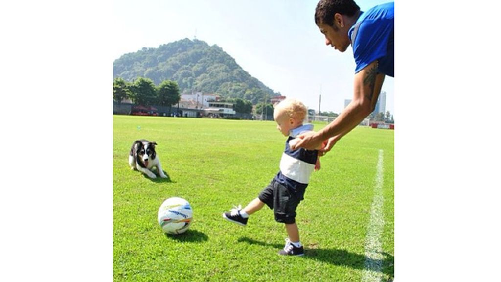El pequeño David Lucca aprende a jugar con su padre