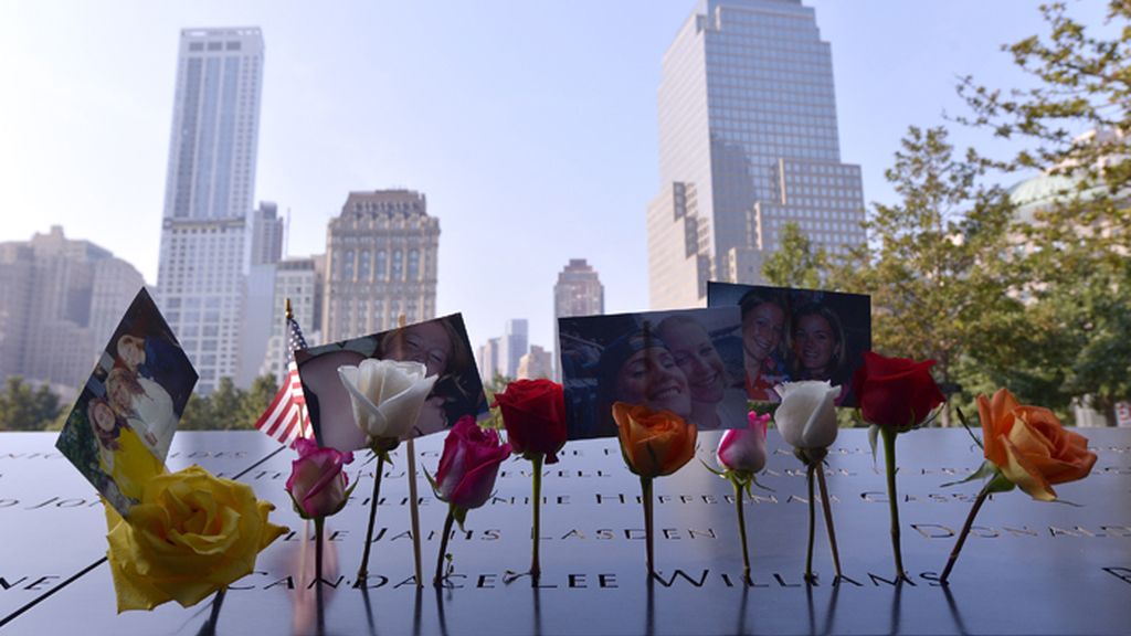 Flores y fotos en el Memorial del 11-S en Nueva York