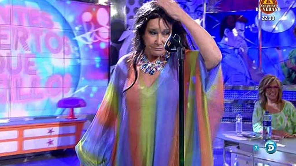 Mila se enfada y se quita el atrezzo