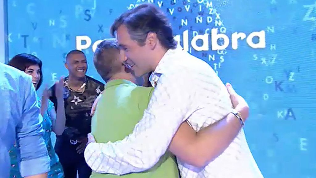 El concursante improvisa una canción de celebración