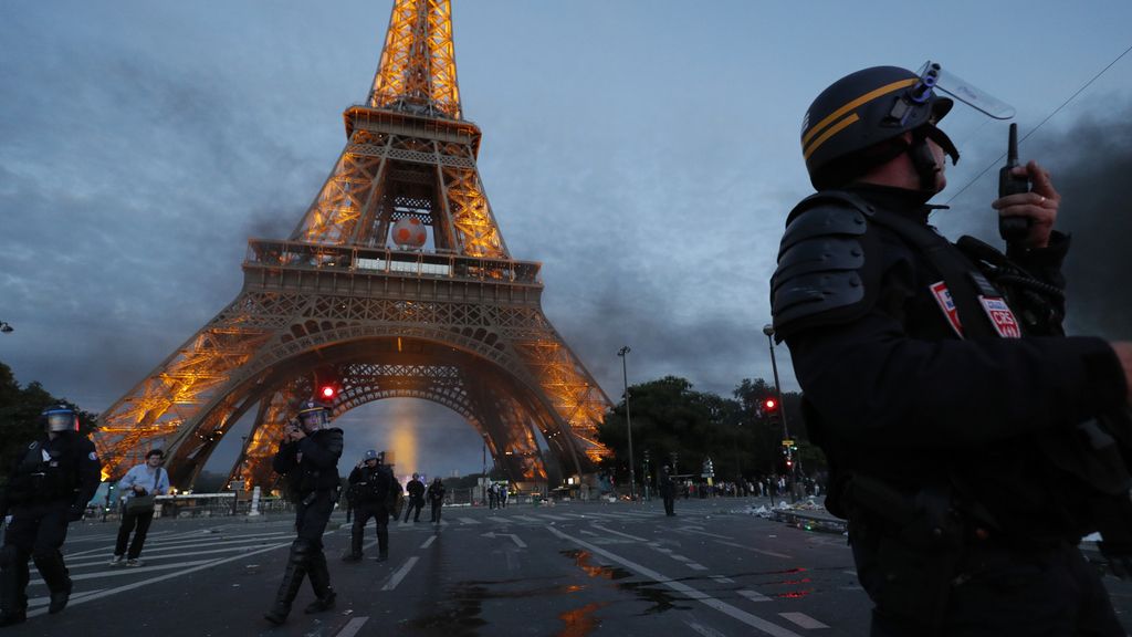 La policía usa gases lacrimógenos en los distubrios de la 'fan zone' de la Torre Eiffel