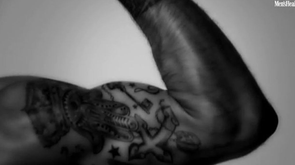 Sergio Ramos, posado de tatoos, músculos y... mensajito: "YO Rubio"