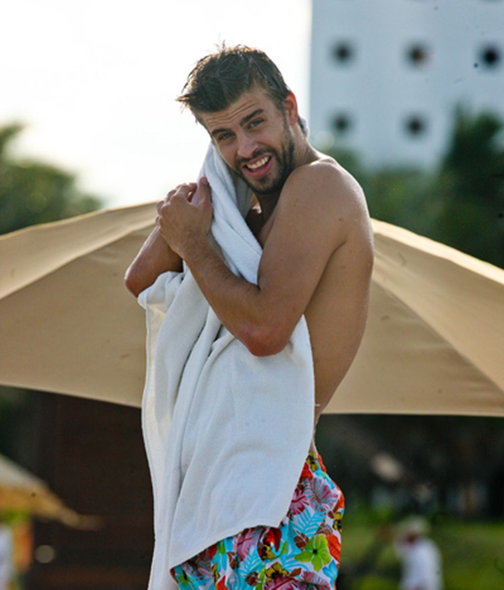 Piqué se divierte en la playa sin Shakira