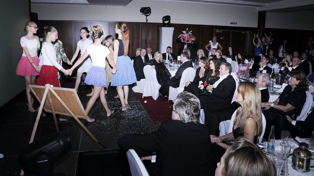 La cena benéfica en favor de Plamienok estuvo amenizada por los bailes de estos niños