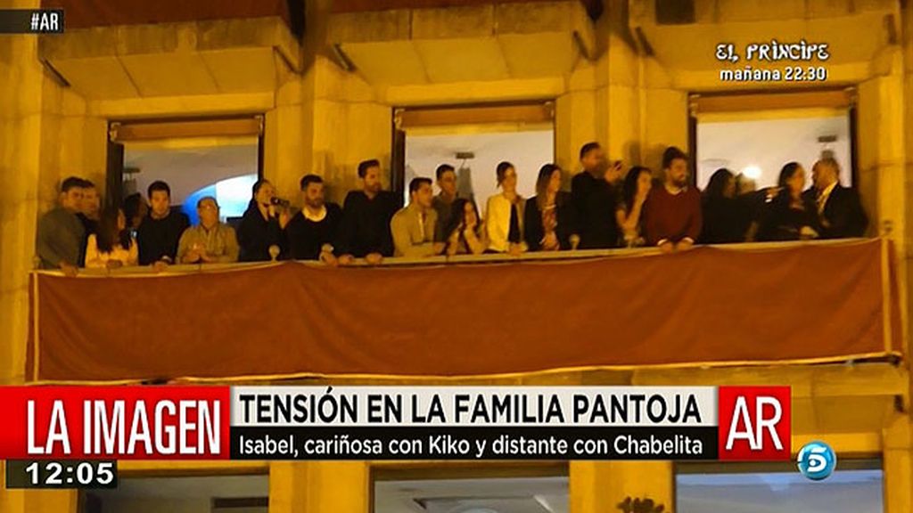 Isabel Pantoja siguió la procesión al lado de Kiko y Anabel