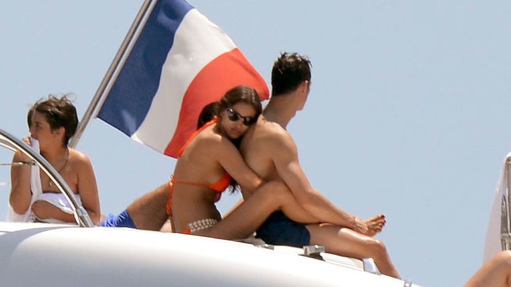 Acaramelados en un yate durante sus vacaciones en Saint-Tropez