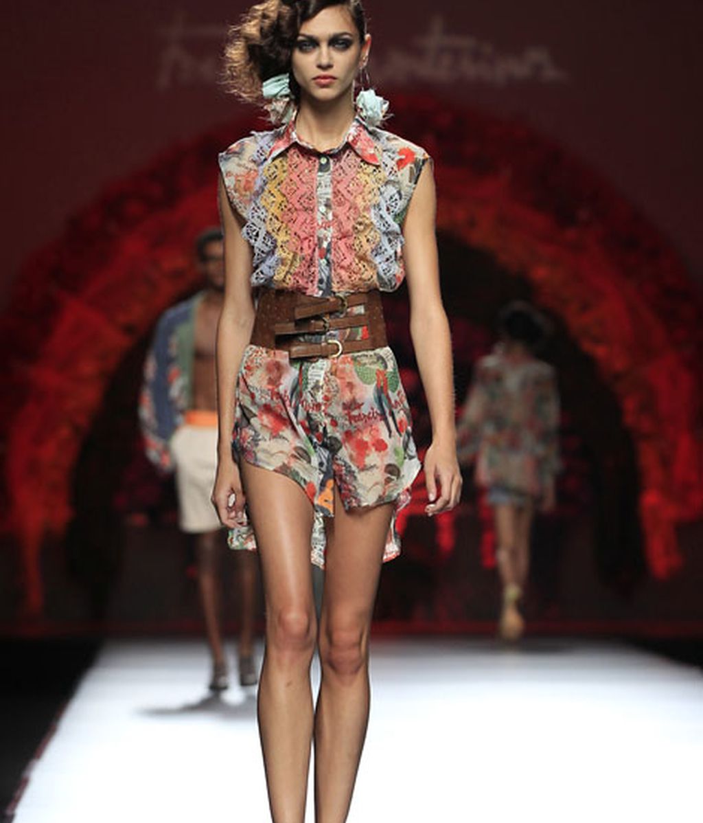 Una pasarela llena de flores y color