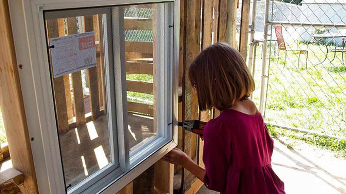 Niña de 9 años construye casas para personas sintecho