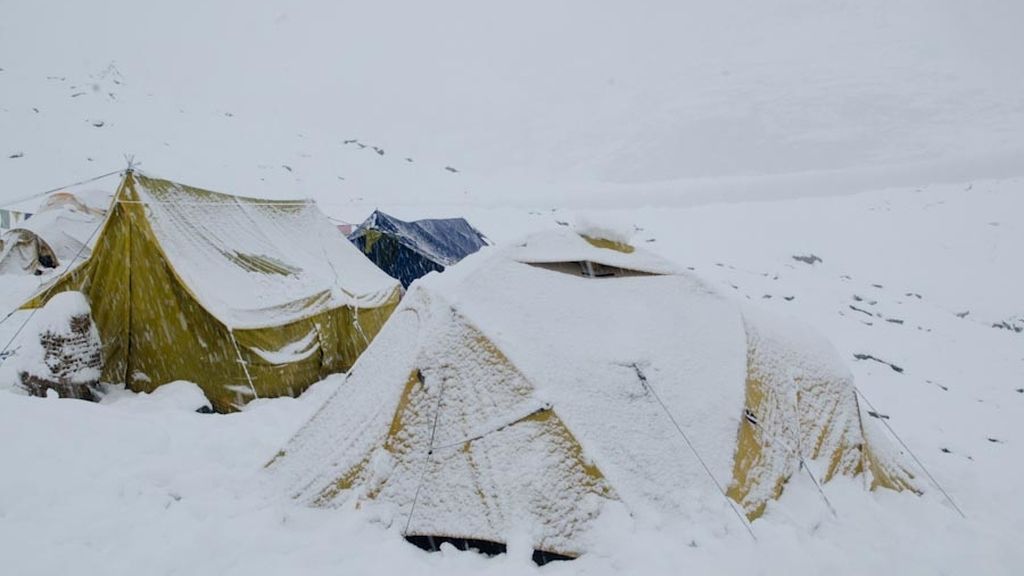 La nevada les obliga a regresar al campo base