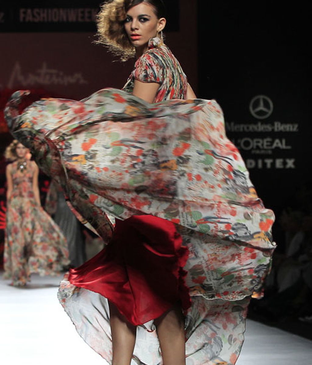 Una pasarela llena de flores y color