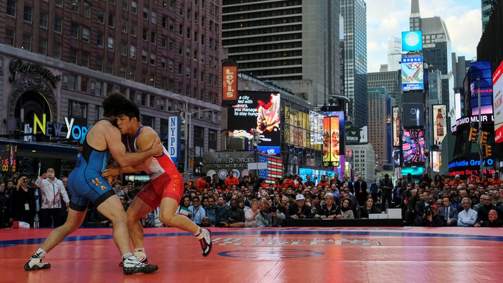 La lucha grecorromana llega a Times Square