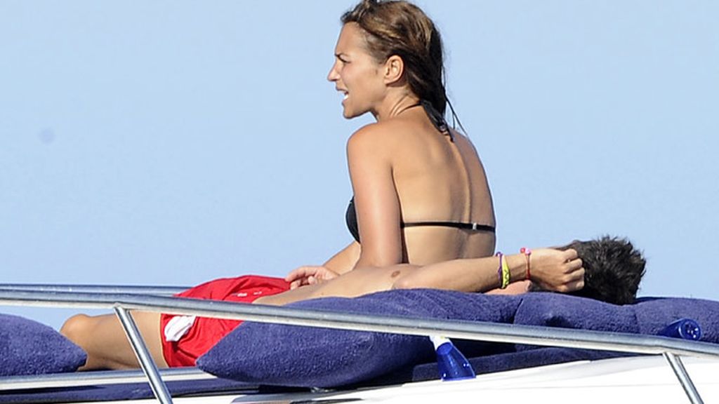 'Busta' y Paula, enamorados en Ibiza como el primer día