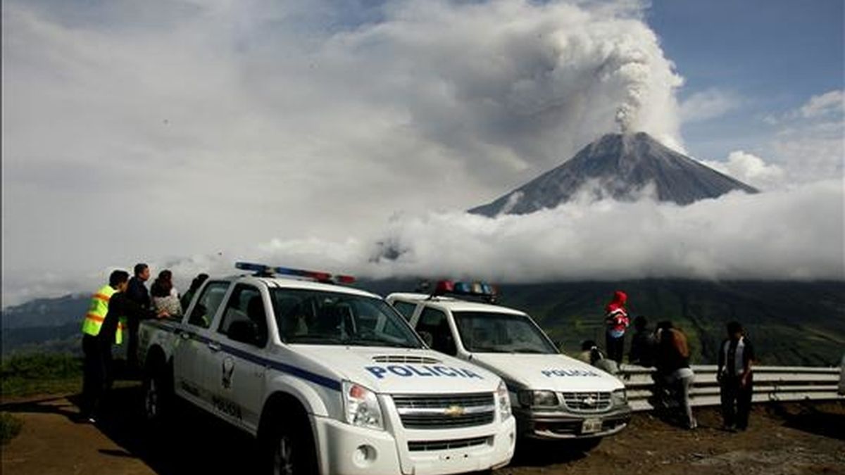 La policía restringe el paso a pobladores de Cotaló (Ecuador) debido a la situación del volcán Tungurahua en el centro de los Andes del país. EFE