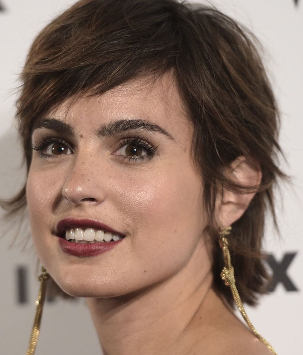 La actriz, con labios encendidos y pendientes largos en dorado