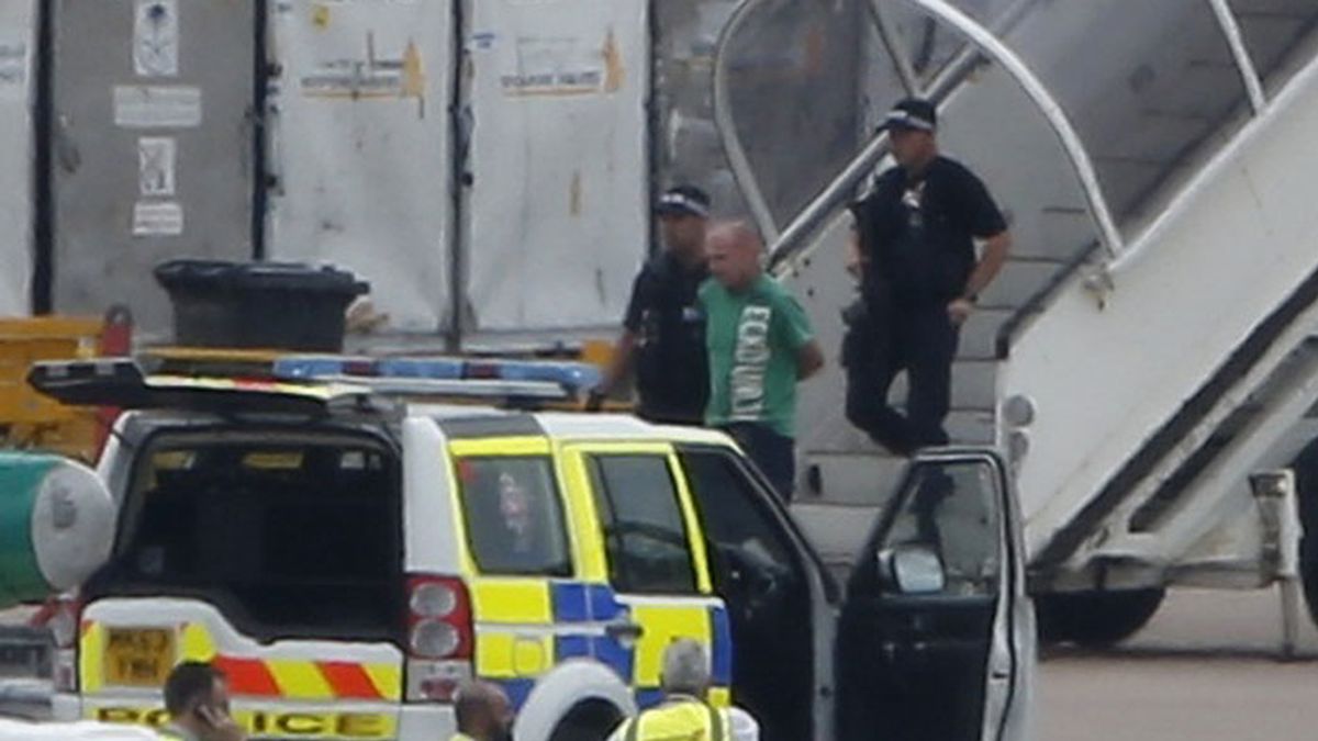 La Policía británica arresta a un hombre por "falsa amenaza de bomba" en un avión