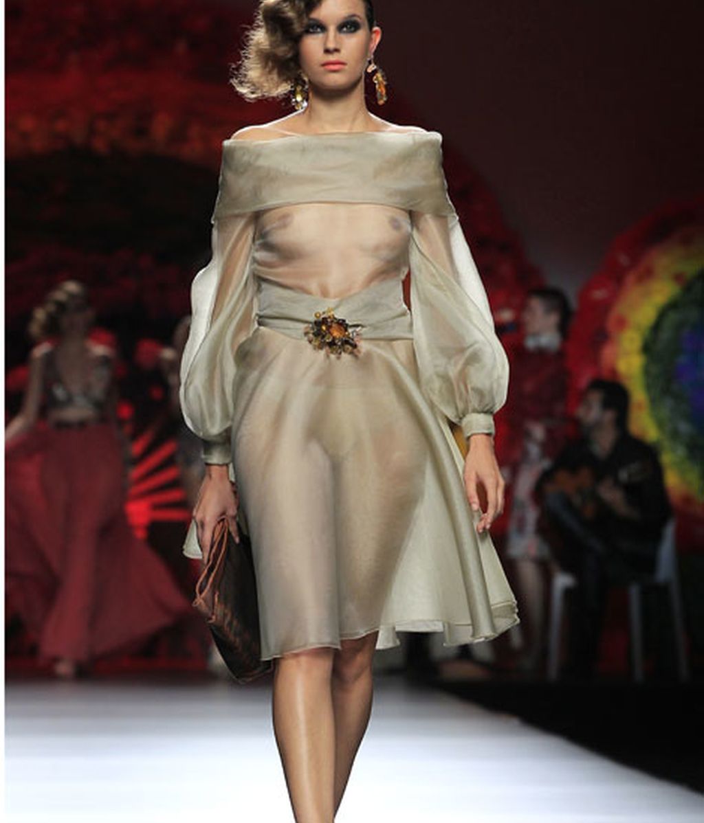 Una pasarela llena de flores y color