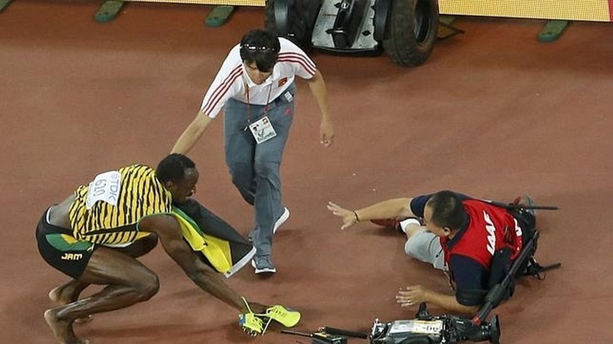 Bolt, atropellado por un cámara tras su triunfo en los 200 metros