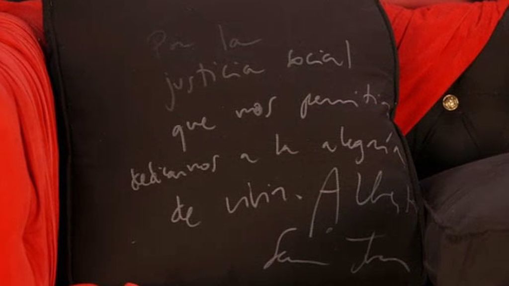 El actor se sienta en el chester