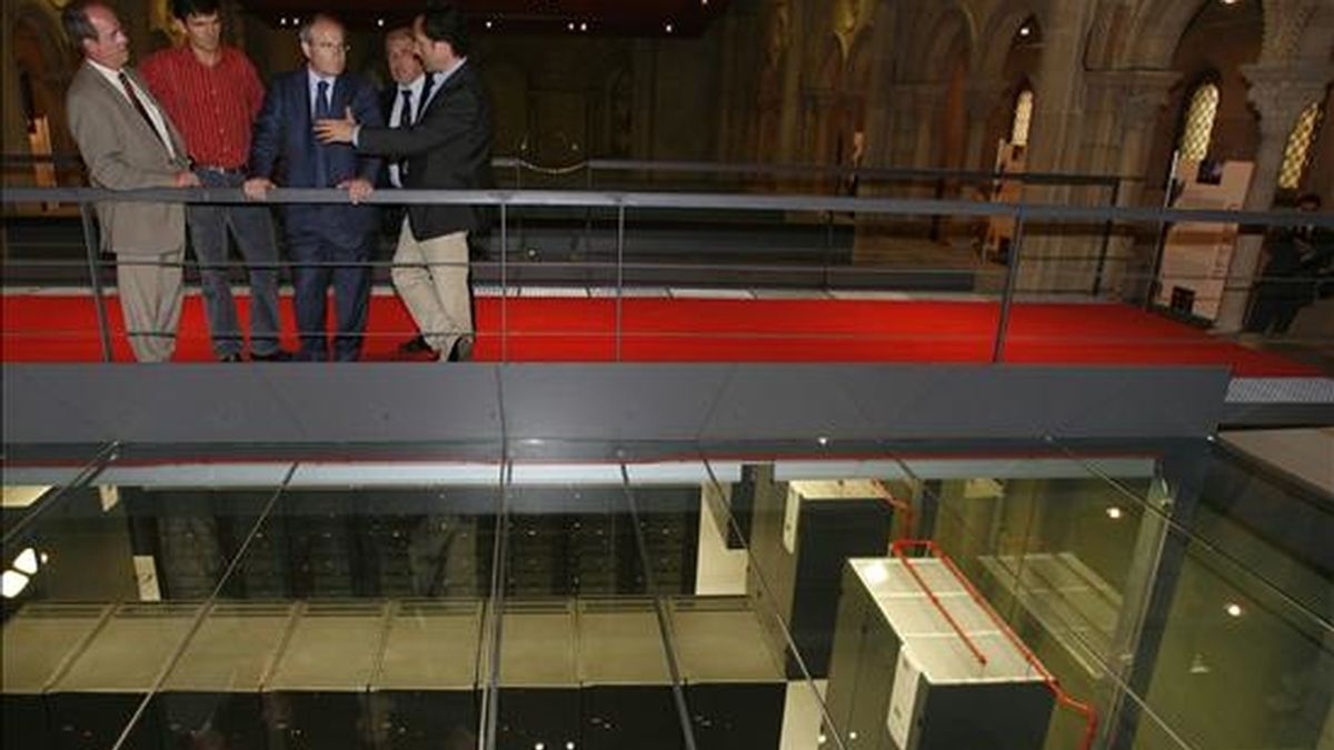 El presidente de la Generalitat, José Montilla (c), durante la visita que realizó en 2006 a las instalaciones de la supercomputadora "Mare Nostrum", que se utiliza para la investigación universitaria. EFE/Archivo