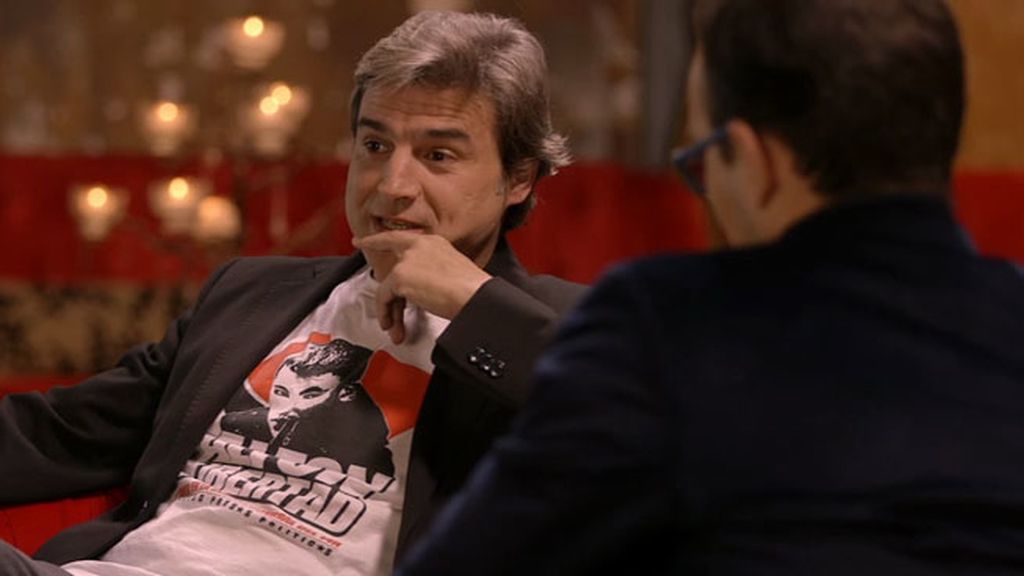 El actor se sienta en el chester