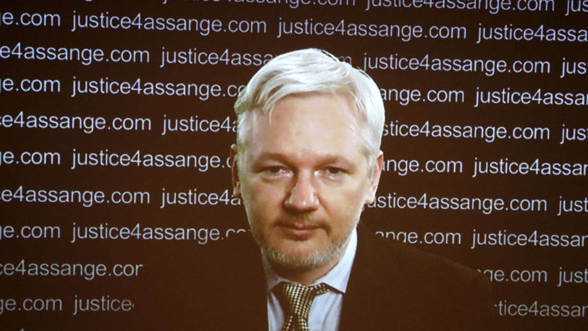 Julian Assange en videoconferencia desde la embajada de Ecuador