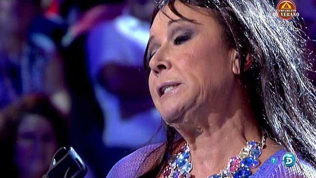 Mila se enfada y se quita el atrezzo