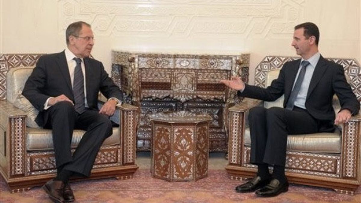 El presidente sirio Bashar Assad y el ministro ruso de Exteriores, Sergei Lavrov, durante el encuentro que han mantenido en Damasco