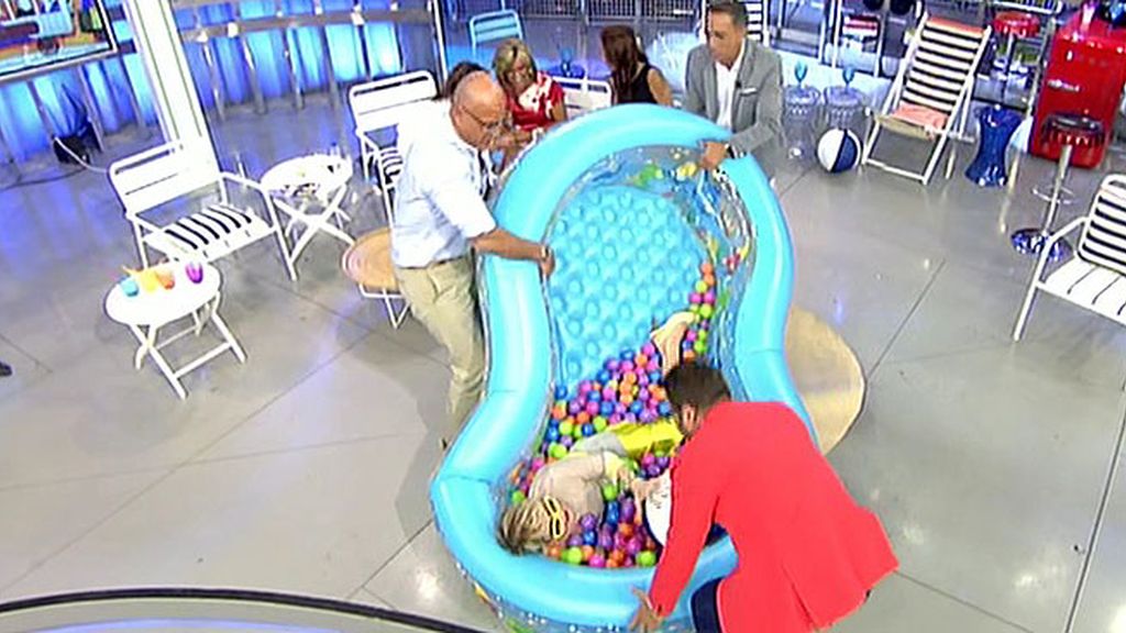 Kiko Hernández y Kiko Matamoros pasean a Karmele Marchante en piscina