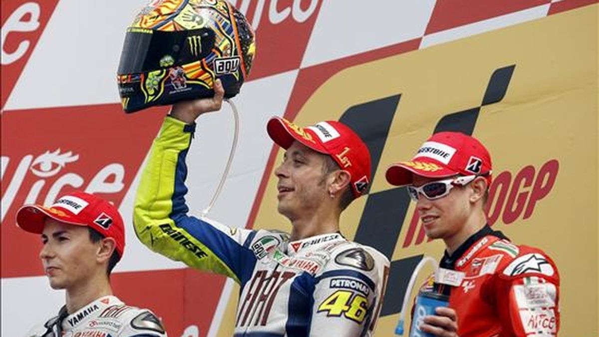 El piloto italiano de Moto GP, Valentino Rossi (c), de Yamaha, celebra ayer en el podio su triunfo en el Gran Premio de Holanda. EFE