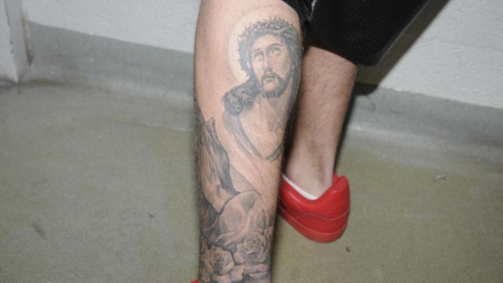 Justin Bieber presume de tatuajes el día de su arresto policial