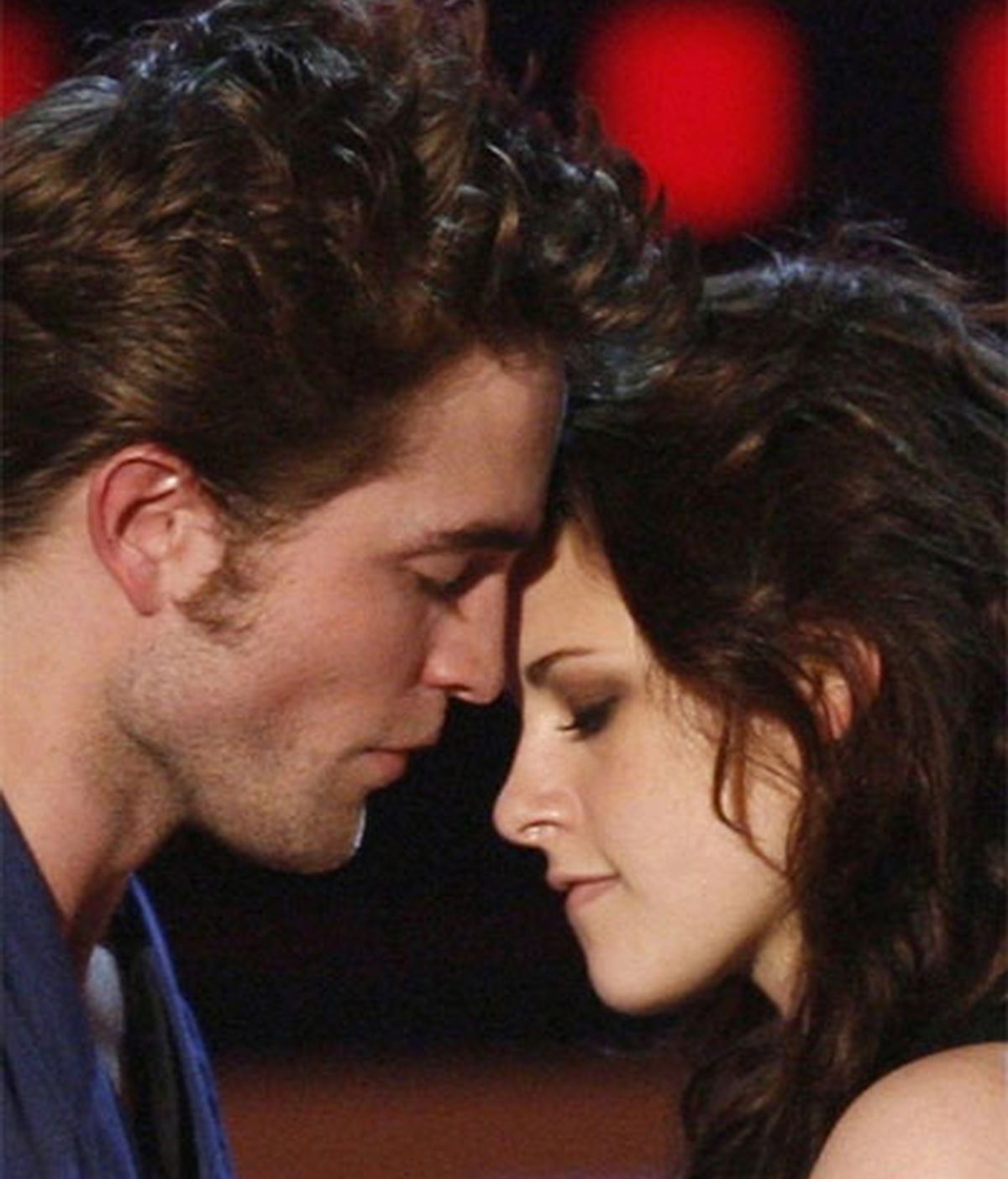 Robert Pattinson y Kristen Stewart en los MTV Awards. Foto: Reuters