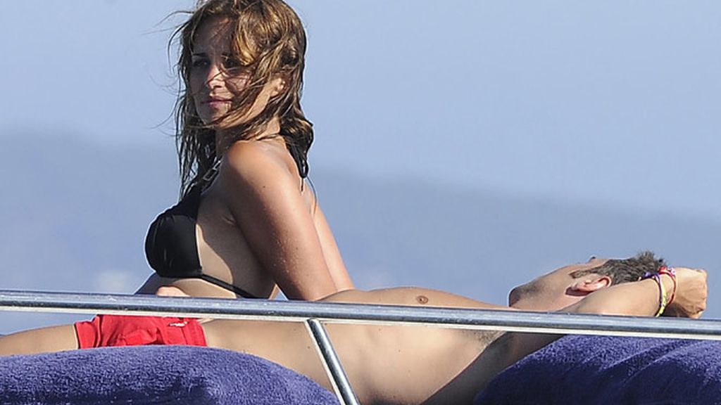 'Busta' y Paula, enamorados en Ibiza como el primer día