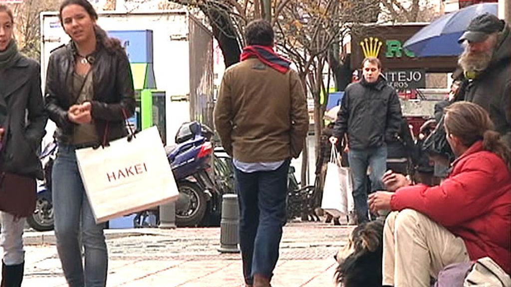 Los mendigos, indeferentes ante la mirada de los transeúntes
