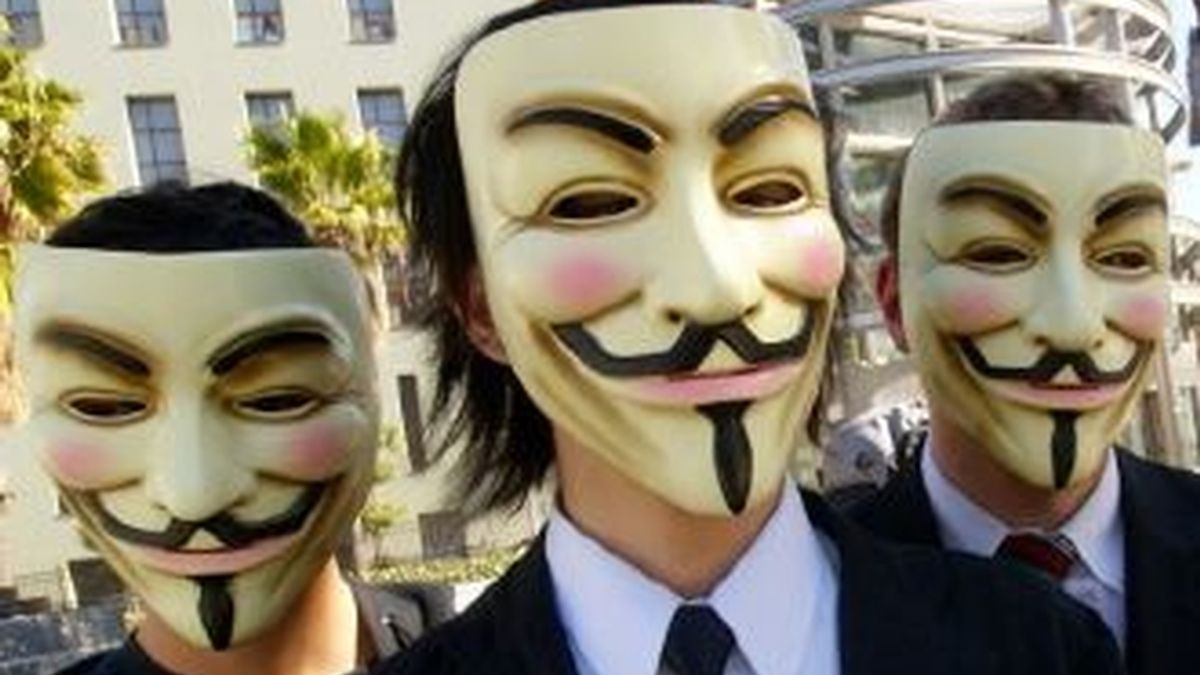El grupo Anonymus declaró la guerra virtual a la entidades y organismos que se desvincularon del portal WikiLeaks después que este publicó los cables con información clasificada sobre el espionaje de EEUU.