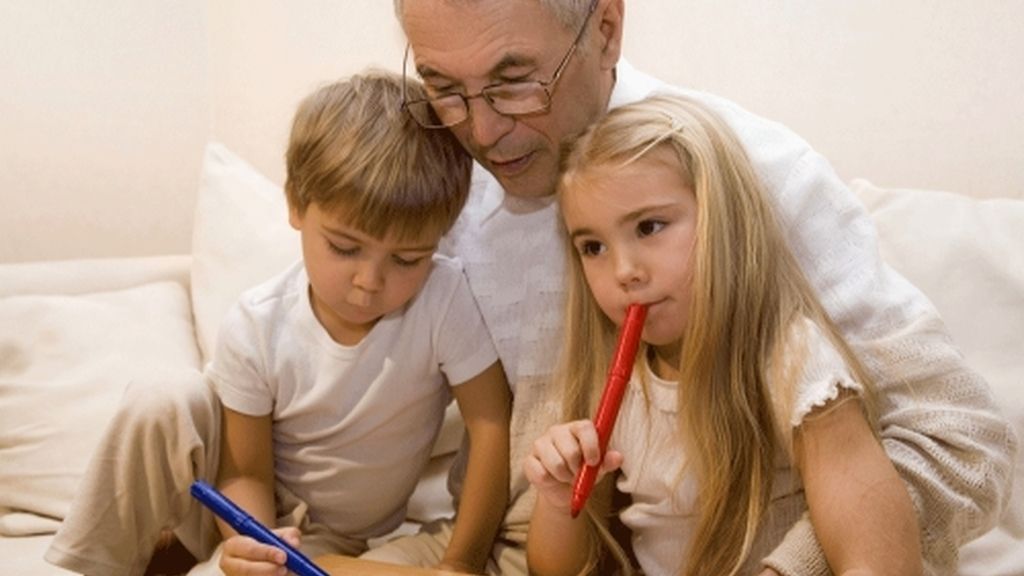 Un abuelo con sus nietos