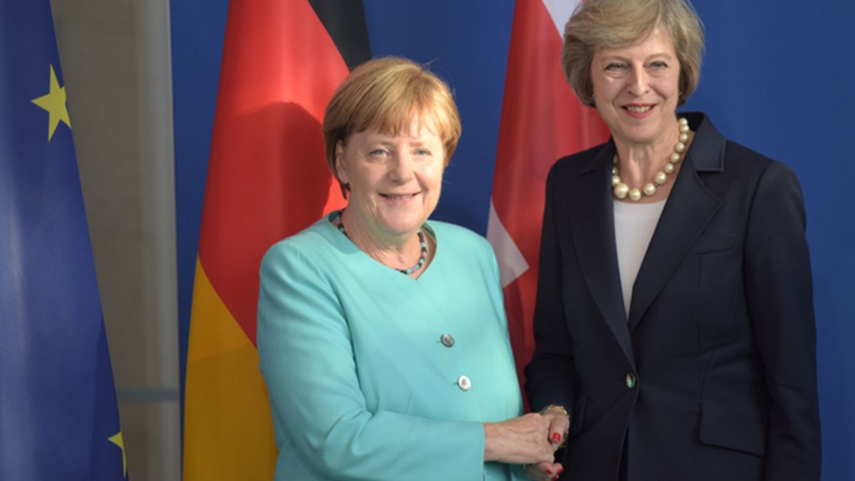 Theresa May pide "tiempo" a Merkel para "una salida ordenada" de la Unión Europea