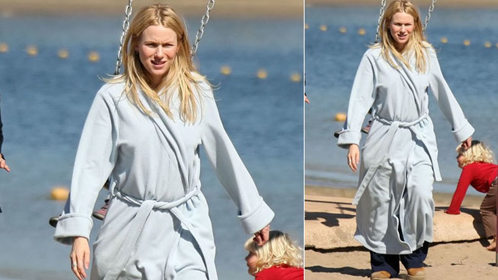 Naomi Watts en vez de toalla utiliza albornoz en la playa