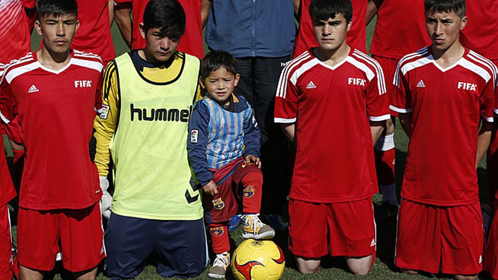 El niño sepuso la camiseta del '10' en un campo en Kabul