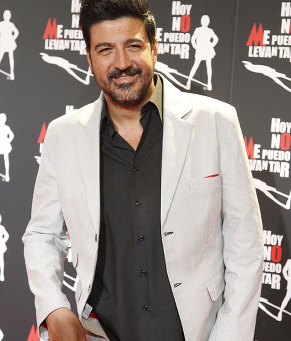 Tony Aguilar llevó una chaqueta clara y camisa negra