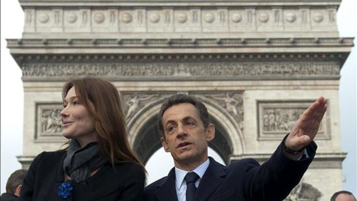 El presidente francés, Nicolás Sarkozy (dcha), y su esposa, Carla Bruni (izda) asisten a una ceremonia de conmemoración del 91 aniversario del armisticio que puso fin a la Primera Guerra Mundial, frente al Arco del Triunfo en París, Francia, el miércoles 11 de noviembre. EFE