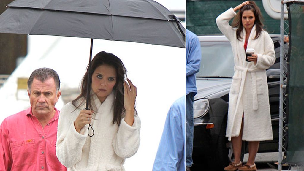 Katie Holmes con albornoz y mal tiempo