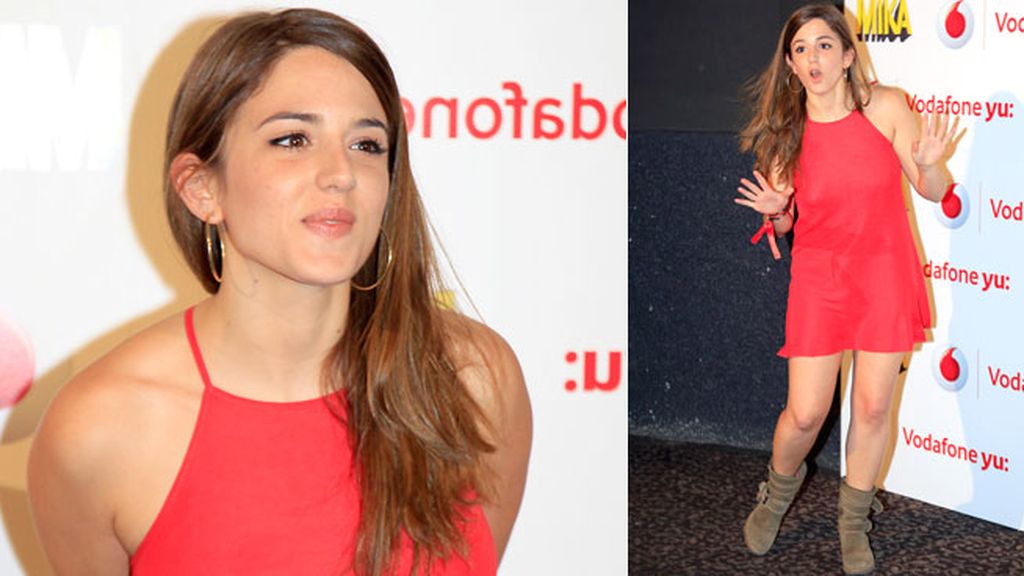 La actriz Marina Salas fue vestida de rojo