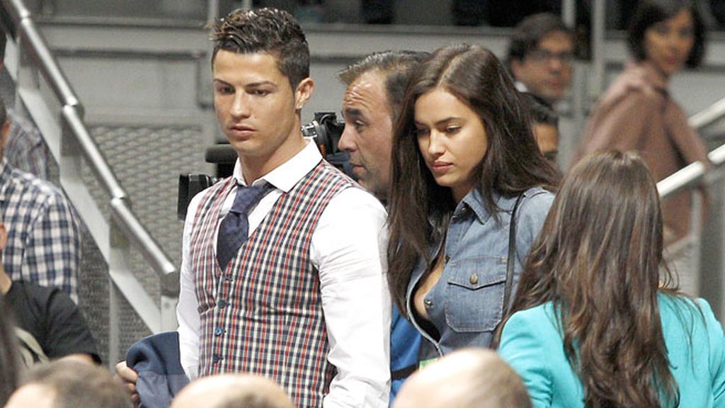 Cristiano Ronaldo vs Irina Shayk: cerca en la grada, 'rivales' en la pista