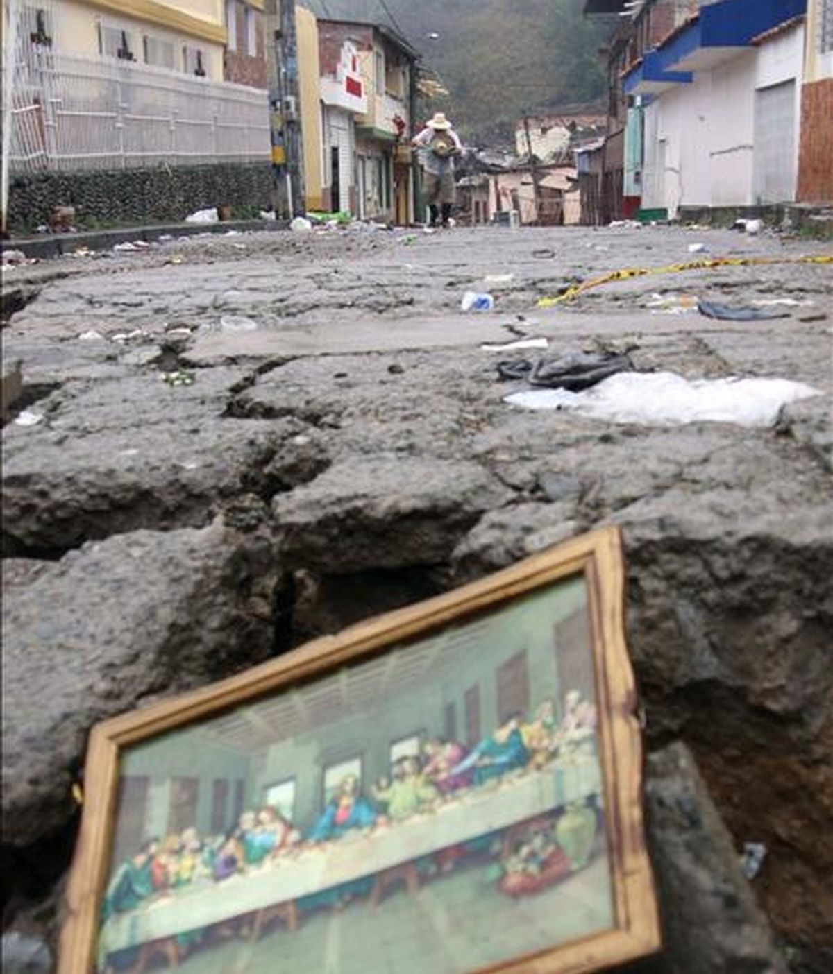 Un habitante del municipio colombiano de Gramalote camina por una calle de esta población colombiana tras las intensas lluvias que han afectado a la zona. EFE/Archivo