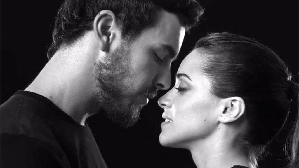 Así fue el besazo a lo Romeo y Julieta de Mario Casas y Macarena