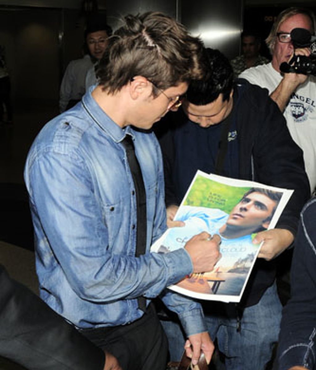 Zac Efron revoluciona el aeropuerto de Los Ángeles